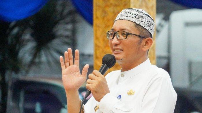 Wali Kota Padang Hendri Septa sewaktu berbuka Puasa Ramadhan 1445 H bersama para pendamping UMKM dan pendamping sosial masyarakat, di Palanta Rumah Dinas Wali Kota Padang, Jumat (22/3/2024).