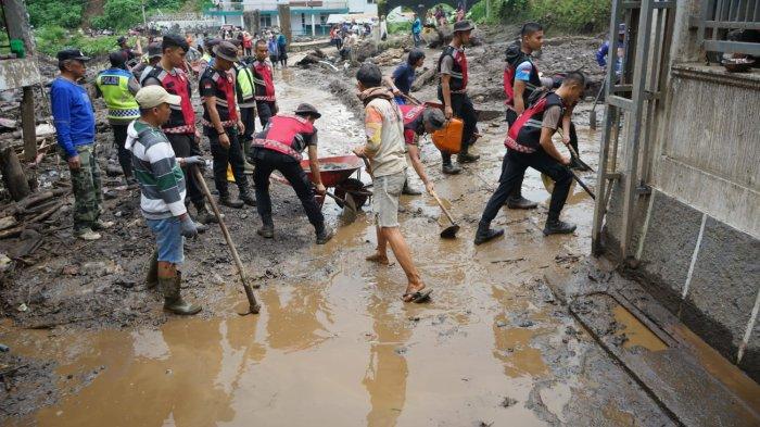 Warga Kapalo koto, Sungai Puar, Agam Sumatera Barat sedang berjibaku membersihkan material banjir lahar dingin Gunung Marapi, Rabu (15/5/2024).