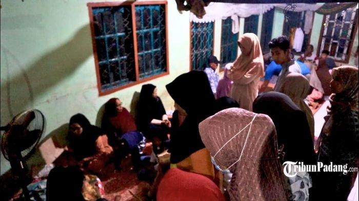Warga beramai-ramai melihat kondisi Adnan, bayi laki-laki asal Batang Kapas, Pesisir Selatan yang viral karena disebut hamil, Selasa (24/10/2023).
