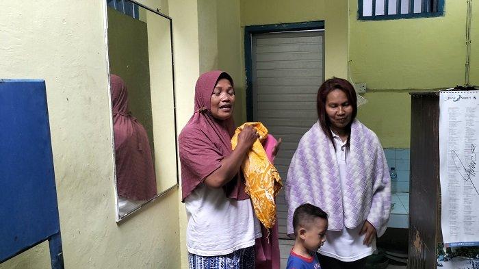 Warga mandi di kamar mandi PDAM unit Pagambiran Kota Padang, Kamis (19/10/2023). Mereka terpaksa mandi di sana lantaran rumah mereka tidak dialiri air sama sekali sejak sepakan terakhir.