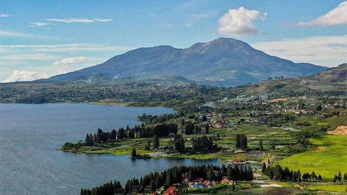 Warisan Geologi Danau Kembar yang terletak di Kabupaten Solok. Terdapat dua danau berdekatan yaitu Danau Diatas dan Danau Dibawah.