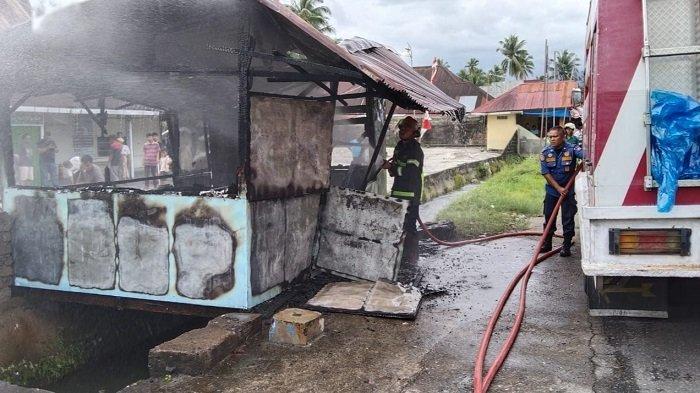 Petugas Damkar saat memadamkan warung kopi terbakar di Jalan Lubuk Minturun, Rt 02/Rw 02, Kelurahan Bungo Pasang, Kecamatan Koto Tangah, Kota Padang, Provinsi Sumatera Barat (Sumbar), Jumat (18/8/2023).