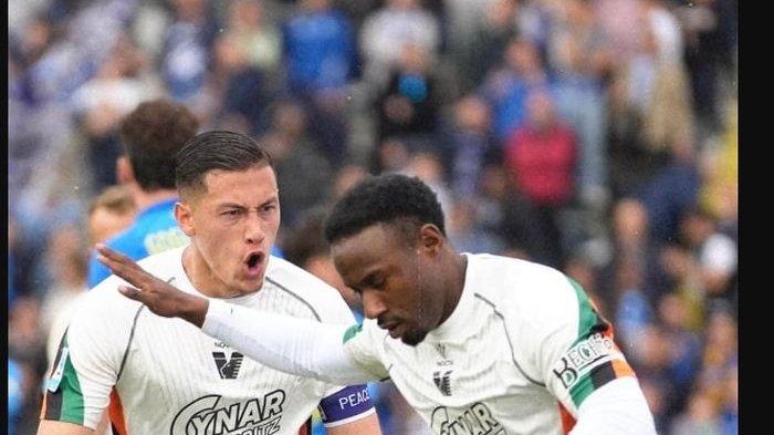 INSIDEN HANDBALL IDZES - Jay Idzes (kiri) divonis wasit melakukan handball yang membuat Venezia hanya bermain imbang 1-1 melawan Torino dalam lanjutan Liga Italia, Jumat (2/5/2025) di Turin.