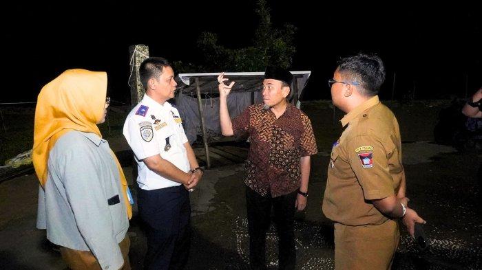 TINJAU PANTAI PADANG - Wakil Wali Kota Padang, Maigus Nasir, bersama sejumlah kepala Organisasi Perangkat Daerah (OPD) terkait melakukan peninjauan ke kawasan wisata Pantai Padang, Provinsi Sumatera Barat (Sumbar), Selasa malam (10/6/2025). Peninjauan ini bertujuan untuk membenahi dan menata objek wisata andalan tersebut, dalam rangka mendukung Program Unggulan 'Jelajah Padang'.