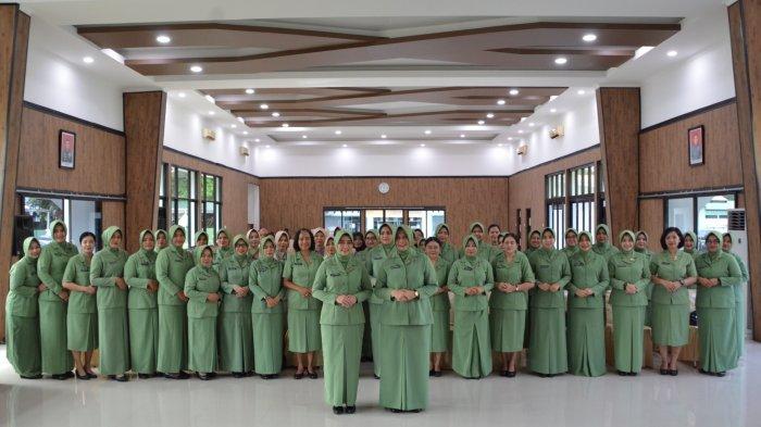 SERAH TERIMA JABATAN - Para ibu-ibu Persit Chandra Kirana Koorcab Rem 032 PD I/BB melaksanakan sesi foto bersama di Aula Sapta Marga Makorem 032/Wbr, Jumat (14/03/2025) Pkl 09.00 WIB. Foto bersama dilaksanakan seusai rapat paripurna dalam rangka serah terima jabatan (Sertijab) ketua Persit Kartika Chandra Kirana Koorcab Rem 032 PD I/BB dari NyTrismi Wahyu Eko Purnomo kepada Ny Mita Mahfud