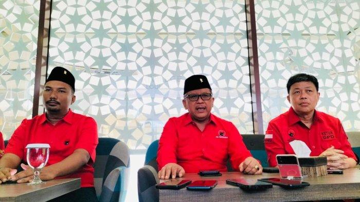 Kepala Bappilu PDIP Sumbar saat bersama Sekjen DPP PDIP Hasto dan Ketua DPD PDIP Sumatera Barat, Alex Indra Lukman, dalam satu agenda beberapa waktu lalu.