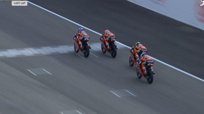 MOMENTUM NAIK KLASEMEN - Pembalap Indonesia Veda Ega Pratama menang tipis atas Hakim Danish (Malaysia) pada hasil Race 2 Red Bull Rookies Cup 2025 di SIrkuit Mugello, Tuscany, Italia, Minggu (22/6/2025).  Momentum itu jadi titik peningkatan posisinya di papan klasemen para pembalap di kelasnya.