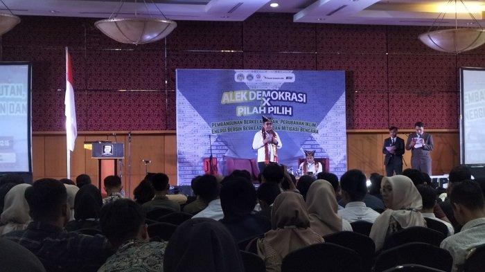 Pasangan Calon Gubernur-Wakil Gubernur Sumbar nomor urut 2 Epyardi Asda - Ekos Albar saat menghadiri diskusi publik alek demokrasi x pilah pilih dengan tema 