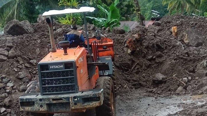 Proses pembersihan longsor menggunakan alat berat di Pangkal Tanjung, Nagari Tanjung Sani, Kecamatan Tanjung Raya, Kabupaten Agam, Sumbar, Senin (17/7/2023) siang. Kini akses jalan di lokasi tersebut telah bisa dilalui kembali.