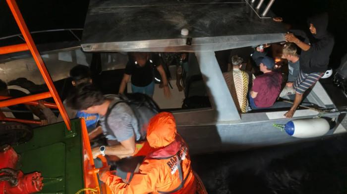 EVAKUASI KAPAL BOCOR - Satu kapal dilaporkan mengalami kebocoran di perairan Pulau Sinyamuk, Kabupaten Pesisir Selatan, Provinsi Sumatera Barat (Sumbar) pada Jumat (25/7/2025) malam. Berdasarkan laporan bahwa kapal tersebut bernama KM Sueisan Indo Satu, yang berlayar dari Muara Padang menuju Pelabuhan Sikakap, Kabupaten Kepulauan Mentawai.