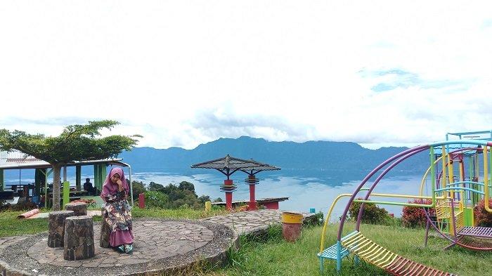 Ambun Tanai, sebuah objek wisata ini berada di Kecamatan Matur, Kabupaten Agam, Samatera Barat (Sumbar). Lokasinya jadi pilihan menarik untuk spot bagi yang gemar berswafoto dengan latar danau dan panorama alam yang menakjubkan.