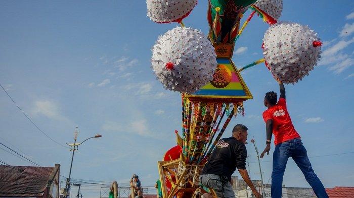 Anak Tabuik Subarang sedang melakukan prosesi Naiak Pangkek di Simpang Tabuik Kota Pariaman, dalam lanjutan Pesona Tabuik Budaya Piaman 2024, Minggu (21/7/2024)
