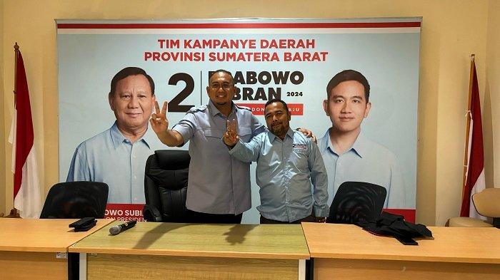 Caleg dari Partai Ummat dapil Sumbar II yang meliputi Kota Pariaman dan Kabupaten Padang Pariaman, Adrian Tuswandi resmi deklarasikan dukungan kepada pasangan calon presiden dan wakil presiden Prabowo Subianto dan Gibran Rakabuming Raka, Jumat (9/2/2024).