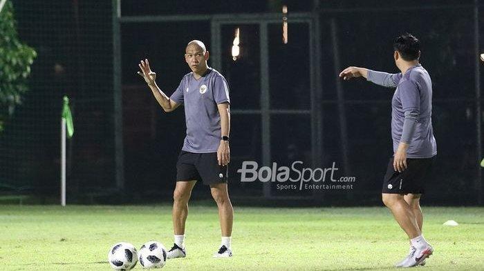 Nova Arianto serta asisten pelatih lain timnas U-22 Indonesia sedang berkomunikasi dalam latihan timnas U-22 Indonesia di Lapangan D, Senayan, Jakarta, 2 Maret 2021.