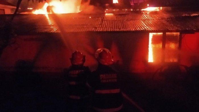 KEBAKARAN ASRAMA POLISI- Petugas pemadam kebakaran saat berusaha memadamkan api yang membakar bangunan asrama SPN Polda Sumbar di Kelurahan Padang Besi, Kecamatan Lubuk Kilangan, Kota Padang, Sumatera Barat, Minggu (25/5/2025). Akibat kejadian tersebut membuat sebanyak 10 bangunan terdampak.