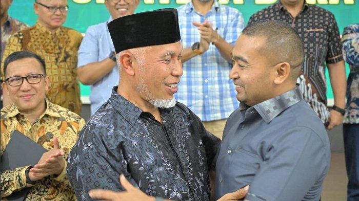 Gubernur Sumatera Barat, Mahyeldi Ansharullah saat berpelukan dengan wagub Audy Joinaldy, usai rapat terakhir bersama Penjabat Sekda Yozawardi serta jajaran OPD Pemprov Sumbar, di Kota Padang, Sumbar pada Sabtu (1/2/2025).