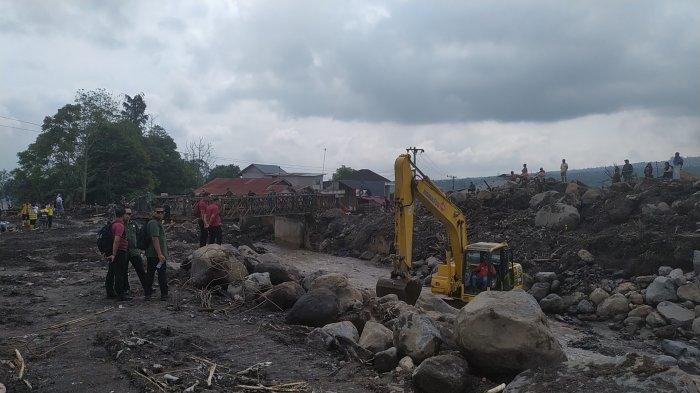Proses pemasangan jembatan bailey dan normalisasi sungai oleh tim gabungan di Simpang Bukik, Nagari Bukik Batabuah, Kabupaten Agam, Sumbar, Senin (20/5/2024).