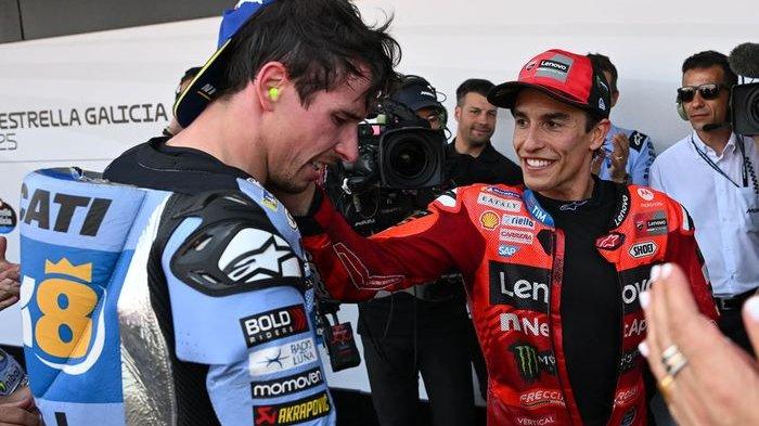 MARC UCAPKAN SELAMAT - Marc Marquez (kanan) mengucapkan selamat kepada adiknya Alex Marquez (kiri) usai memenangi MotoGP Spanyol 2025, Minggu (27/4/2025). Hasil kurang memuaskan pada MotoGP Spanyol 2025 yang berlangsung akhir pekan kemarin di Sirkuit Jerez harus didapatkan oleh Marc Marquez pada balapan utama.