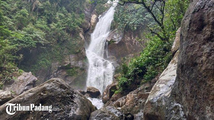 Panorama alam keindahan Air Terjun Lubuk Hitam yang berlokasi di Kampung Lubuk Hitam Cindakia, Kelurahan Teluk Kabung Utara, Kota Padang, Provinsi Sumatera Barat (Sumbar).