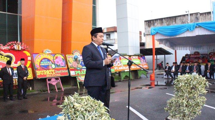 Pjs Direktur Utama (Dirut) Bank Nagari Gusti Candra saat Upacara Perayaan HUT ke-62 Bank Nagari di halaman Kantor Pusat Bank Nagari di Jalan Pemuda Kota Padang, Selasa (12/3/2024).