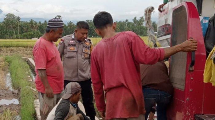Bripka Zalpriadi, Bhabinkamtibmas Kelurahan Bungo Pasang, bersama warga di kawasan Sungai Tarung Rt 01/Rw 03, Kelurahan Bungo Pasang, Kecamatan Koto Tangah, Kota Padang, Sumbar, Selasa (8/11/2022).