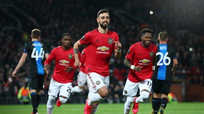 Gelandang Manchester United, Bruno Fernandes, merayakan gol yang dicetak ke gawang Club Brugge dalam laga leg kedua babak 32 besar Liga Europa di Stadion Old Trafford, Kamis (27/2/2020).