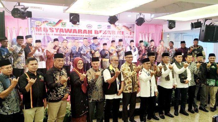 SESI FOTO BERSAMA - Gubernur Mahyeldi melakukan foto bersama sesaat membuka Musyawarah Besar ke-1 Keluarga Besar Rumah Gadang Kepri di Kota Batam, Minggu (11/5/2025).Paguyuban tersebut merupakan organisasi Minang dan Sumbar pertama di Provinsi Kepri.