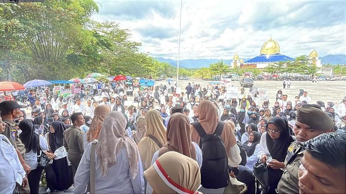 DEMO PPPK - Ribuan tenaga honorer menggelar aksi damai untuk kepastian nasib mereka di halam kantor bupati, Parit Malintang, Padang Pariaman, Sumatera Barat, Kamis (31/7/2025). Perwakilan tenaga honorer Sari Wahyuni mengatakan, ribuan tenaga honorer ini tergabung dalam aliansi R4 (honorer yang tidak terdata di BKN) dan honorer yang gagal dalam seleksi CPNS.