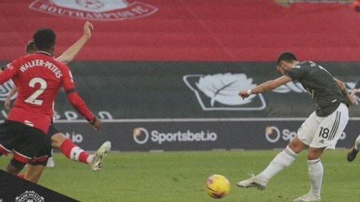 Tepis bola ke dalam gawang, kiper Manchester United, David de Gea, diganti pada menit ke-46. Man United tak jadi lumpuh dan naik 6 posisi di klasemen Liga Inggris