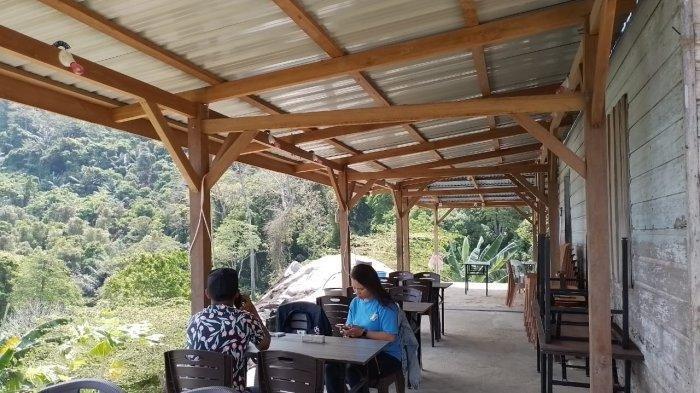 Pengunjung dekat lokasi wisata Anambas, Bukit Tengkorak di Pulau Siantan, Rabu (27/3/2024). (ist)
