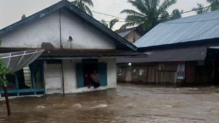 Kondisi ketinggian banjir terlihat warga terjebak duduk di jendela rumah di Ujung Tanjung, Nagari Ranah Salido, Kecamatan Lembah Melintang, Kabupaten Pasaman Barat, Senin (22/4/2024).