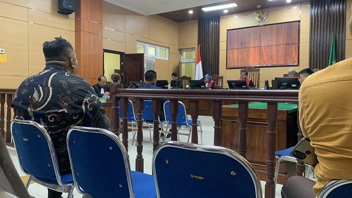 Purnawirawan Polri yang rusak alat peraga kampanye (APK) pasangan calon di Pilkada 2024, Padang Pariaman, Sumatera Barat, dinyatakan bersalah oleh hakim melalui sidang putusan di Pengadilan Negeri Pariaman, Rabu (20/11/2024).