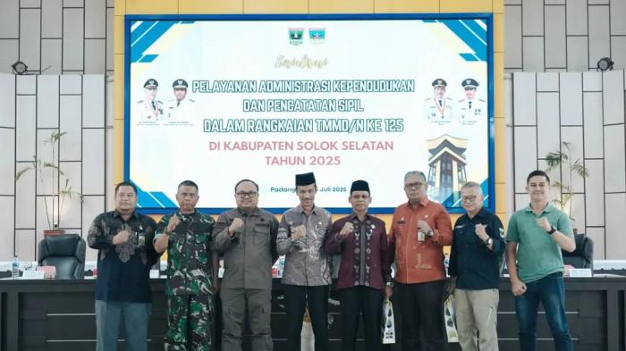 SOSIALISASI DI SOLOK SELATAN. Pemerintah Kabupaten Solok Selatan bekerja sama dengan Dinas Kependudukan dan Pencatatan Sipil Provinsi Sumatera Barat menggelar Sosialisasi Pelayanan Dokumen Kependudukan dan Pencatatan Sipil Tahun 2025. Kegiatan ini bertujuan untuk memperkuat pemahaman para pemangku kepentingan dan masyarakat terkait pentingnya administrasi kependudukan dalam mendukung tata kelola pemerintahan yang tertib dan layanan publik yang efektif.