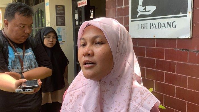 Direktur LBH Padang, Indira Suryani, saat diwawancarai soal hasil ekshumasi jasad Afif Maulana, Kamis (26/9/2024).