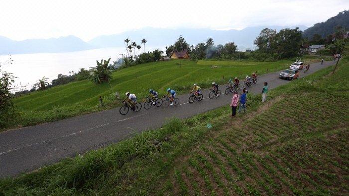 Dokumentasi Tour de Singkarak (TdS) 2019 yang sedangmelewati Kelok 44, Rabu (6/11/2019).