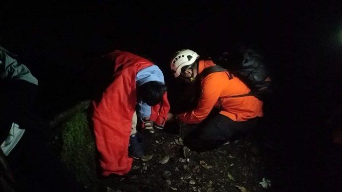 Tim SAR temukan pendaki yang mengalami hipotermia saat mengunjungi Gunung Marapi, Provinsi Sumatera Barat (Sumbar), Minggu (23/7/2023)
