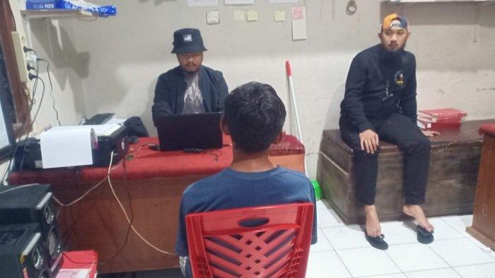 Terduga pelaku penculikan anak di bawah umur saat diamankan polisi di Kota Padang Panjang, Sumatera Barat, Senin (10/7/2023).