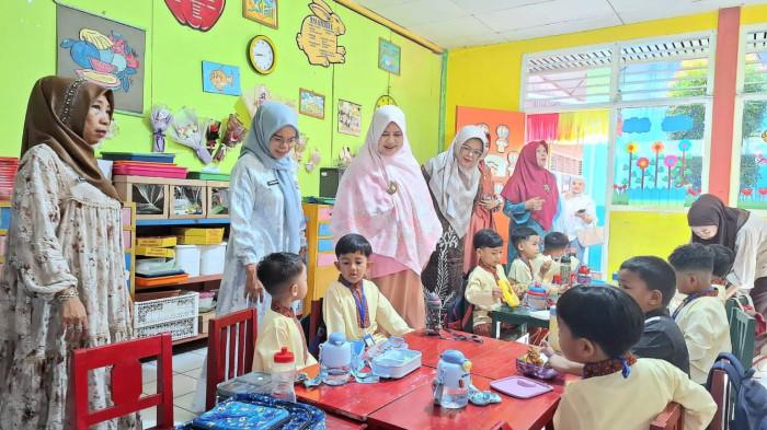 NY MAIGUS NASIR TINJAU MPLS - Wakil Ketua Pengurus Yayasan Pertiwi Kota Padang, Ny. Sri Hayati Maigus Nasir, meninjau langsung pelaksanaan Masa Perkenalan Lingkungan Sekolah (MPLS) di TK Pertiwi 1 Padang, Jumat (18/7/2025). Kehadiran Ny. Sri Hayati Maigus beserta jajaran pengurus disambut hangat oleh kepala sekolah, majelis guru, serta ratusan murid baru yang mengikuti kegiatan MPLS.