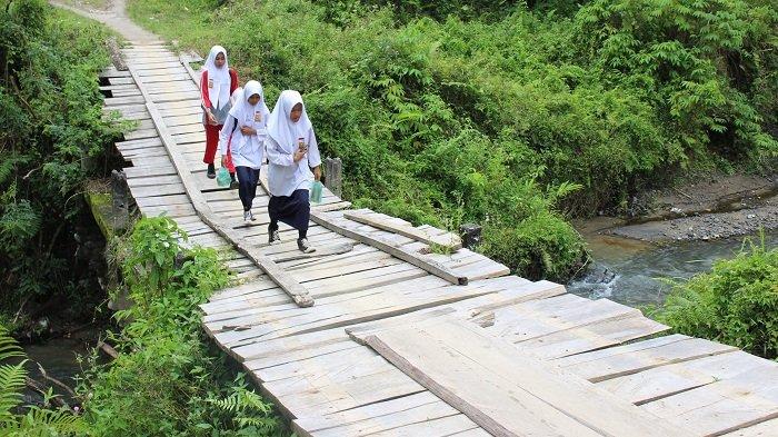 Penampakan jembatan penghubung antara Jorong Lambah dengan Jorong Pahambek yang rusak di Kecamatan IV Koto, Kabupaten Agam, Sumatera Barat, Senin (13/1/2025).
