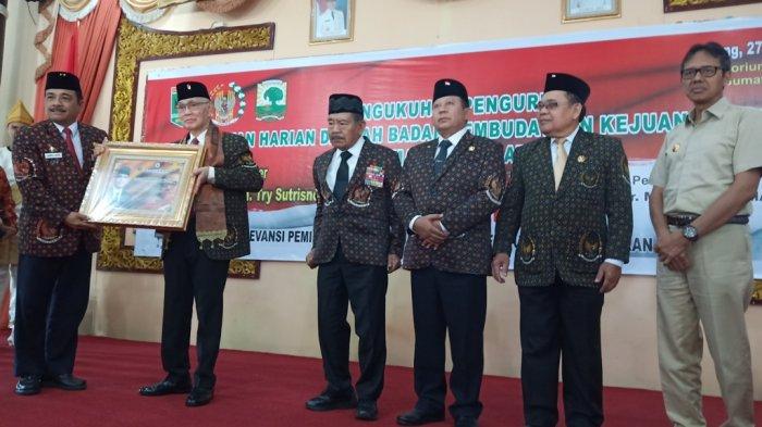 Jenderal TNI (Purn) Try Sutrisno, Wakil Presiden Republik Indonesia  ke-6 (dua dari kiri)