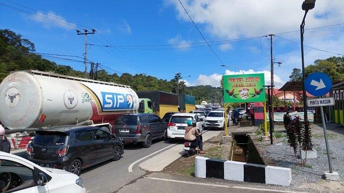 Kondisi lalu lintas di jalan lintas Padang-Solok terpantau macet padat kendaraan dari Solok menuju Padang pada Senin (13/5/2024).