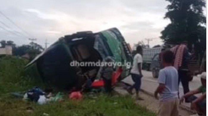 Bus AKAP PO ALS terbalik di Jalinsum Dharmasraya tepatnya di Jorong Sungai Lomak, Nagari Koto Padang, Kecamatan Koto Baru, Dharmasraya, Senin (1/7/2024) subuh.