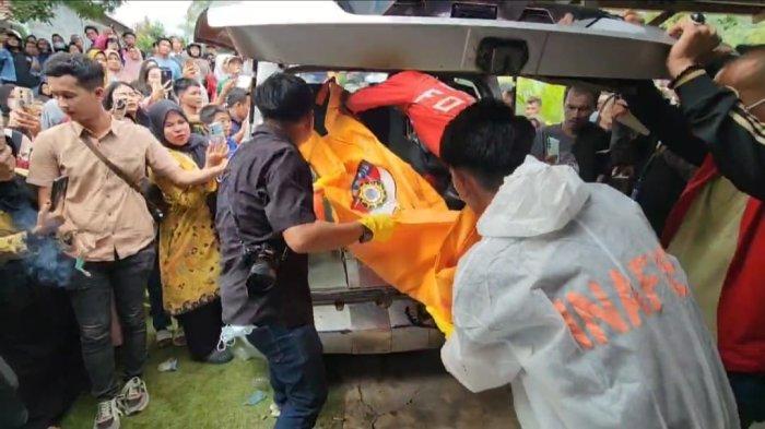 KASUS PEMBUNUHAN MUTILASI- Sejumlah petugas kepolisian saat mengevakuasi dua kantong jenazah di Pasar Usang, Kabupaten Padang Pariaman, Sumatera Barat, Kamis (19/6/2025). Dua kantong jenazah tersebut akan dibawa ke RS Bhayangkara Padang.