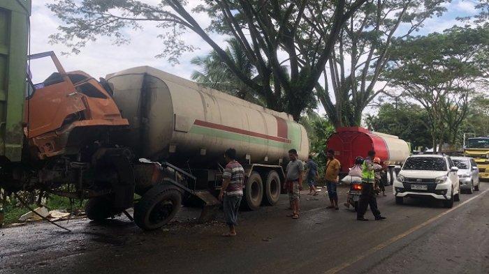 Proses evakuasi truk yang mengalami kecelakaan di Jorong Simancuang, Nagari Padang Sibusuk, Kecamatan Kupitan, Sijunjung, Selasa (26/3/2024).