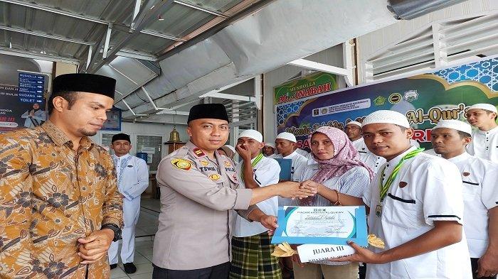 Ketua Badan Kontak Majelis Taklim (BKMT) Kabupaten Lima Puluh Kota, Nevi Safaruddin, Kapolsek Suliki, Yusmedi, Kemenag Kabupaten Lima Puluh Kota yang diwakili kasie pendidikan agama, Kepala KUA Suliki, Camat Suliki, Danramil Suliki, Kacabjari suliki, Puskesmas Suliki, Wali Nagari Suliki dan tamu undangan lainnya menghadiri wisuda tahfidz dan khatam Al-qur'an ada Kamis (22/2/24) lalu di halaman Lapas Suliki, Kabupaten Lima Puluh Kota, Provinsi Sumatera Barat (Sumbar).