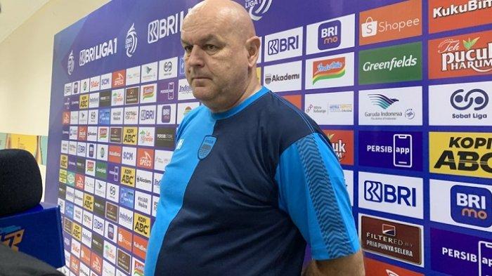 Pelatih Persib Bandung, Bojan Hodak, meminta para pemainnya untuk tetap waspada menghadapi Semen Padang FC dalam laga pekan ke-10 BRI Liga 1 2024/25 di Stadion Si Jalak Harupat, Jumat (1/112024).