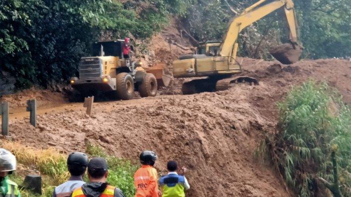TRC Semen Padang berada di lokasi Jalur Padang-Solok mengalami longsor akibat hujan lebat yang terjadi Selasa (7/5/2024).