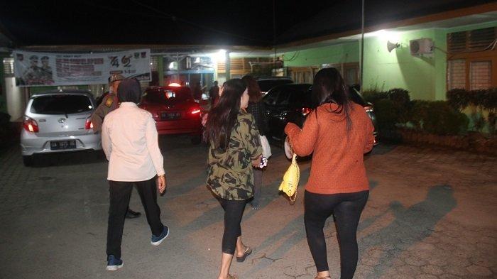 Lima orang wanita diamankan Satuan Polisi Pamong Praja (Satpol PP) di berbagai lokasi yang ada di Kota Padang,Senin (1/4/24) dini hari.