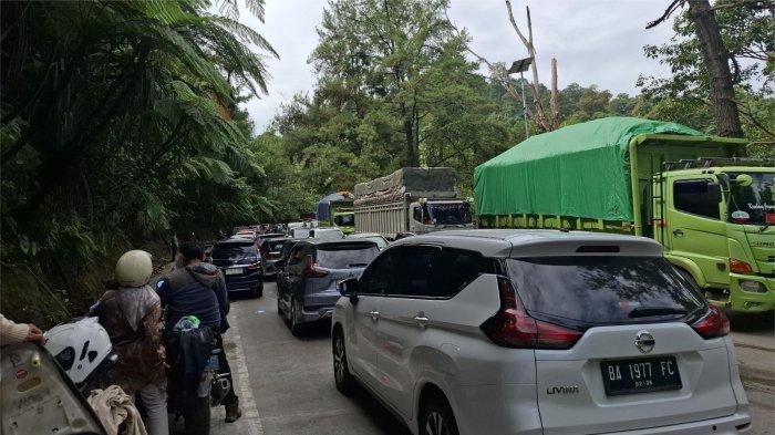 JALUR PADANG SOLOK- Penampakan kemacetan yang terjadi akibat adanya truk rusak di Jalur Padang-Solok, Panorama Satu, Kecamatan Lubuk Kilangan, Kota Padang, Sumatera Barat, Minggu (29/6/2025). Salah seorang petugas PKJR Sitinjau Lauik, Fandi mengatakan kemacetan semakin parah karena banyak pengemudi yang tidak mau bersabar.