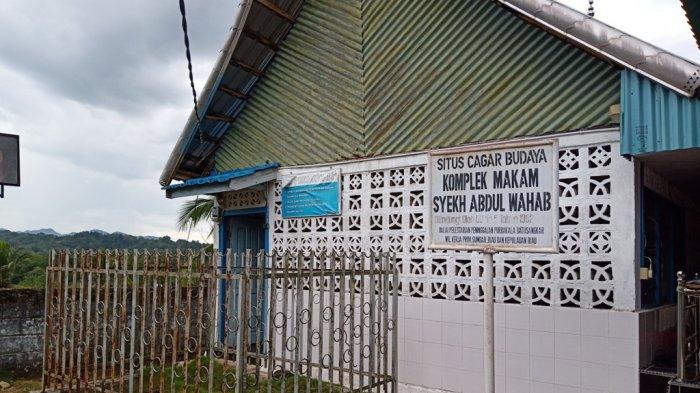 Makam Syekh Abdul Wahab terletak di atas perbukitan Kampung Calau Nagari Muaro Kecamatan Sijunjung Kabupaten Sijunjung